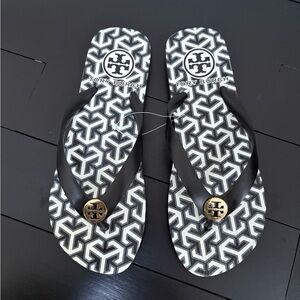 Tory Burch 3T Logo Flip Flips Women’s SZ 7 Sandals Shoes NIB Black $90